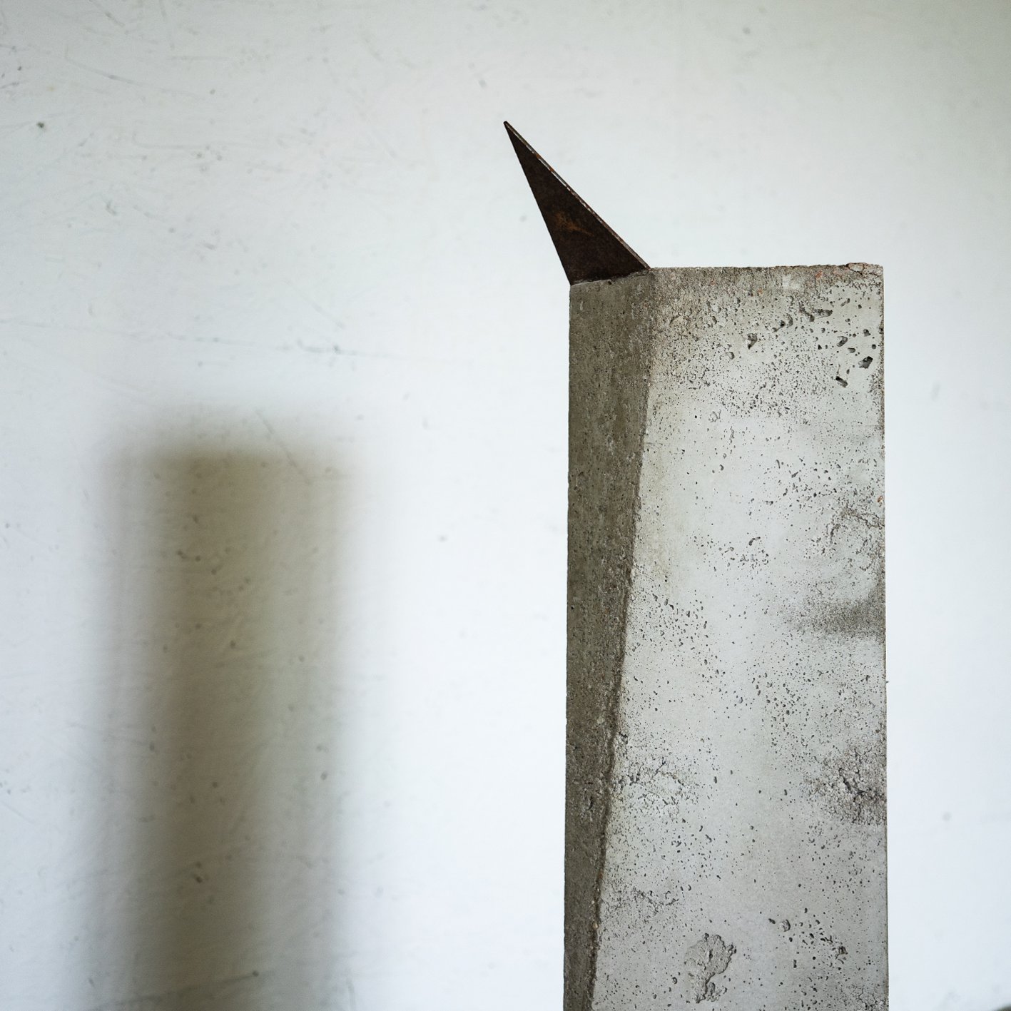 Knud Plambeck: „Cenite concrete“, Beton/Stahl, 2025, 110/22/22 cm Knud Plambeck: „Cenite concrete“, Beton/Stahl, 2025, 110/22/22 cm