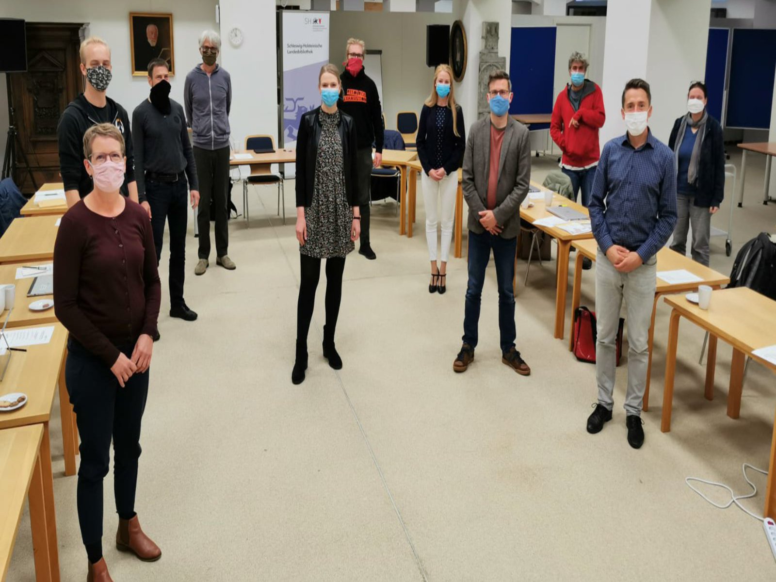 Das Planungsteam des Hackathons steht auf Abstand und mit Masken nebeneinander.