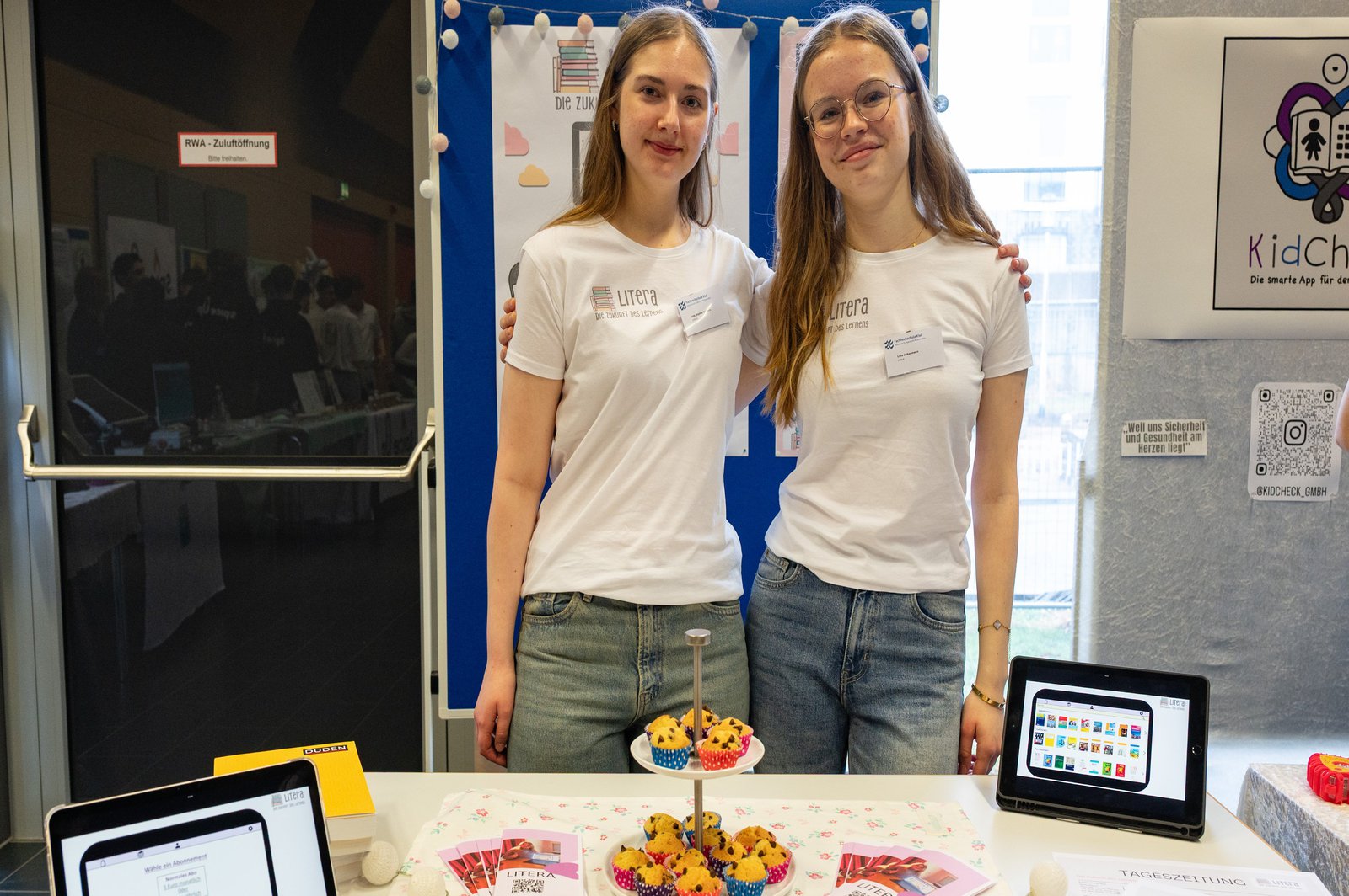 Zwei Schülerinnen des RBZ Rendsburg-Eckernförde an ihrem Stand beim Finale der StartUp Challenge SH im Audimax der FH Kiel
