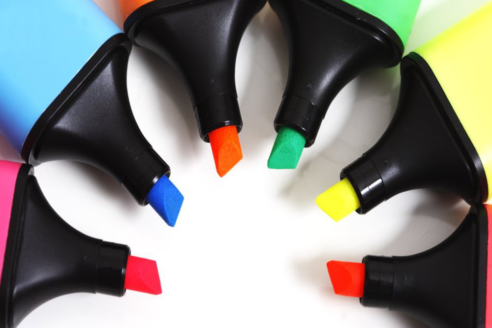 Die Spitzen geöffneter Textmarker bilden einen Halbkreis.