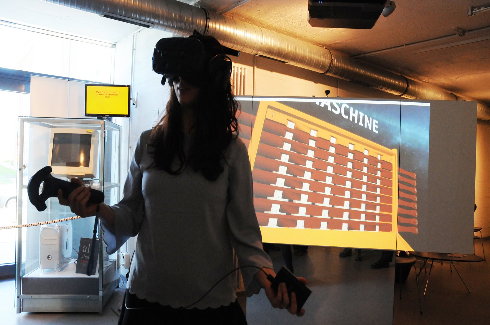 Seit April können sich Besucher*innen des Computermuseums dank VR-Brille in virtuelle Welten begeben. Foto: Meise