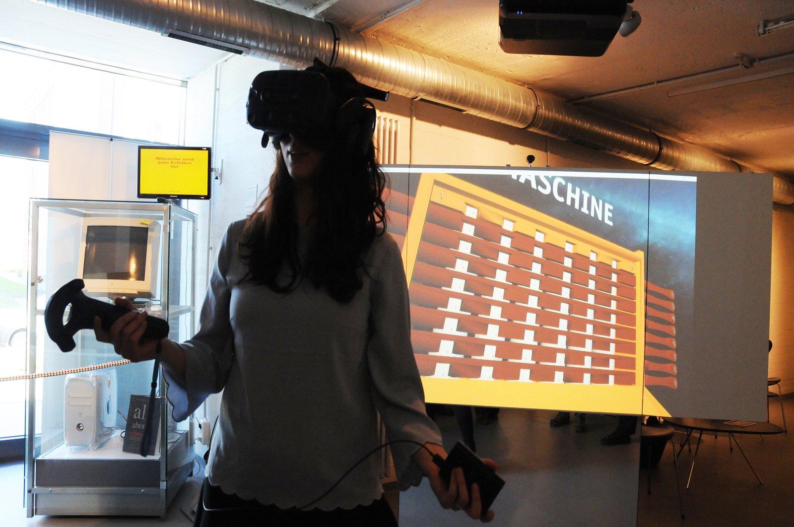 Was ein/e Besucher/in in der VR-Brille sieht, wird auf eine Station projiziert und damit für andere sichtbar. Foto: Meise