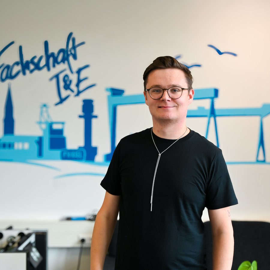 Michel Siegert lächelt in die Kamera.