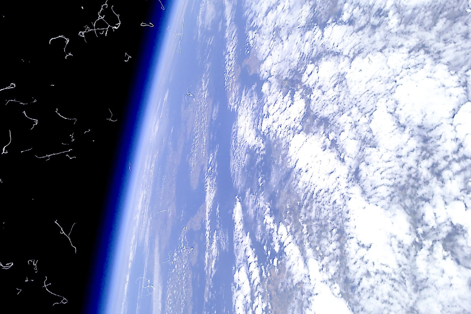 Die Überreste schweben im Weltall umher.