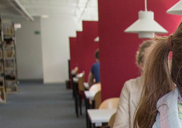 Ein Flur auf dem Arbeitsplätze durch rote Aufstellwände abgetrennt sind.