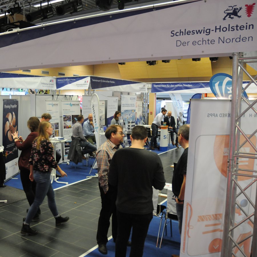 talent transfair fh kiel Blick in das Audimax der FH Kiel zur Jobmesse, zu sehen ist ein Stand des Landes Schleswig-Holstein mit Gästen