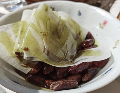 zu sehen ist eine Speise aus Käferbohnen mit Zwiebeln und KErnöl, ein lokaler Klassiker in der Steiermark