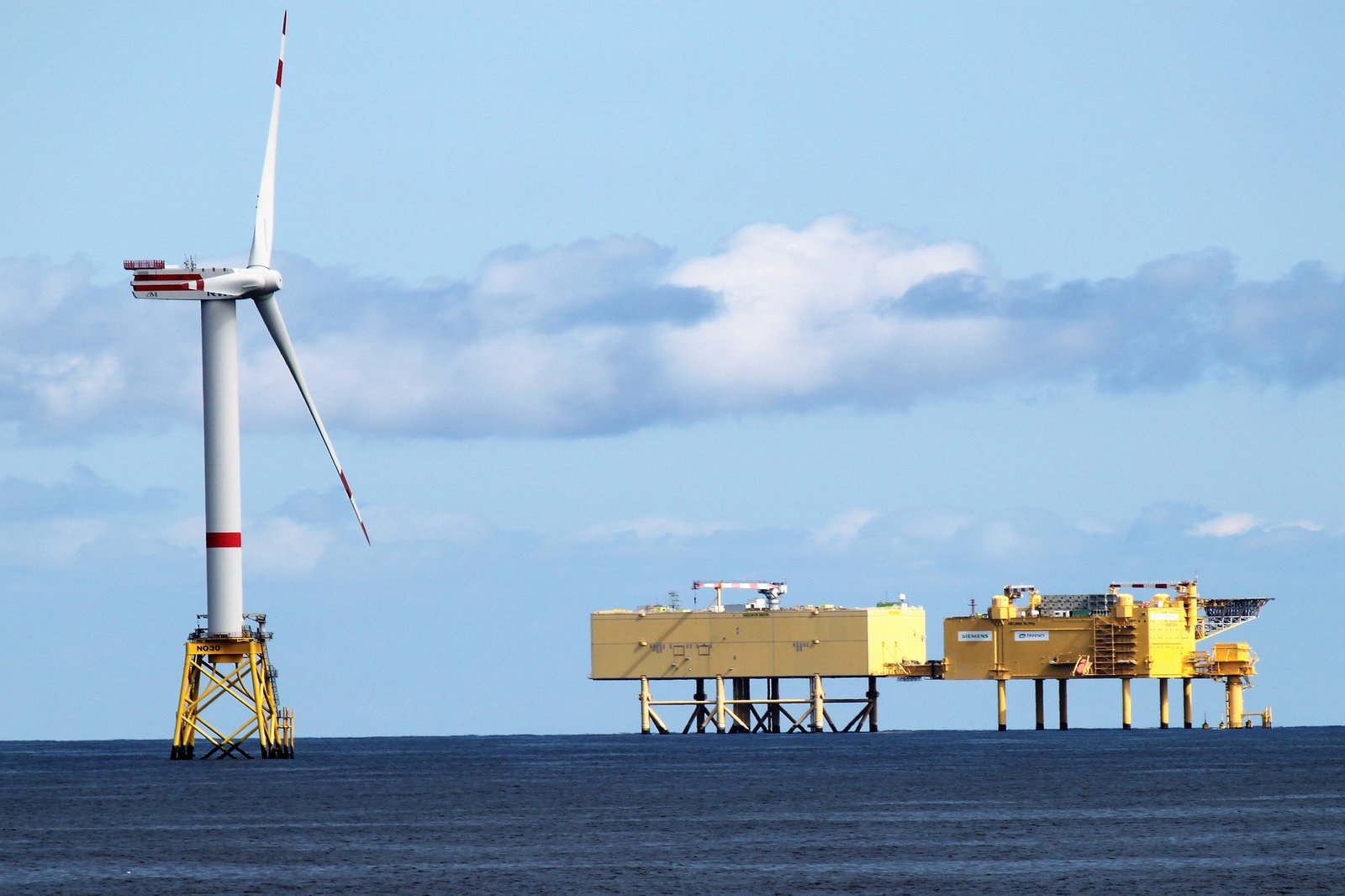 Offshore-Windkraftanlage mit Converterplattformen