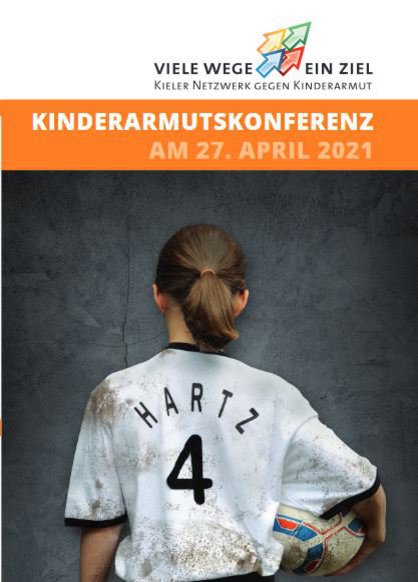 Das Plakat der Kinderarmutskonferenzt 2021 zeigt ein Kind mit Zopf, das einen FUßball unter dem Arm trägt. Das Trikot trägt die Aufschrift Hartz 4.
