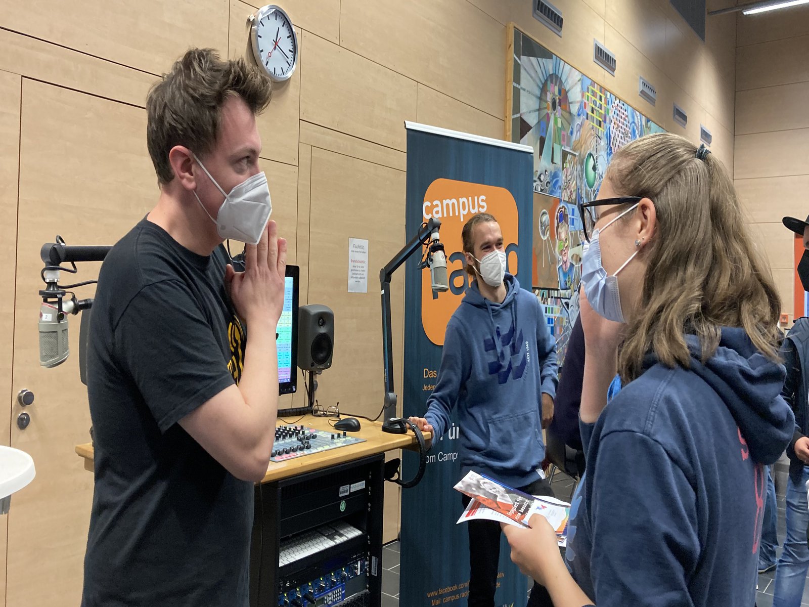 Studierende am Stand von CampusRadio der FH Kiel