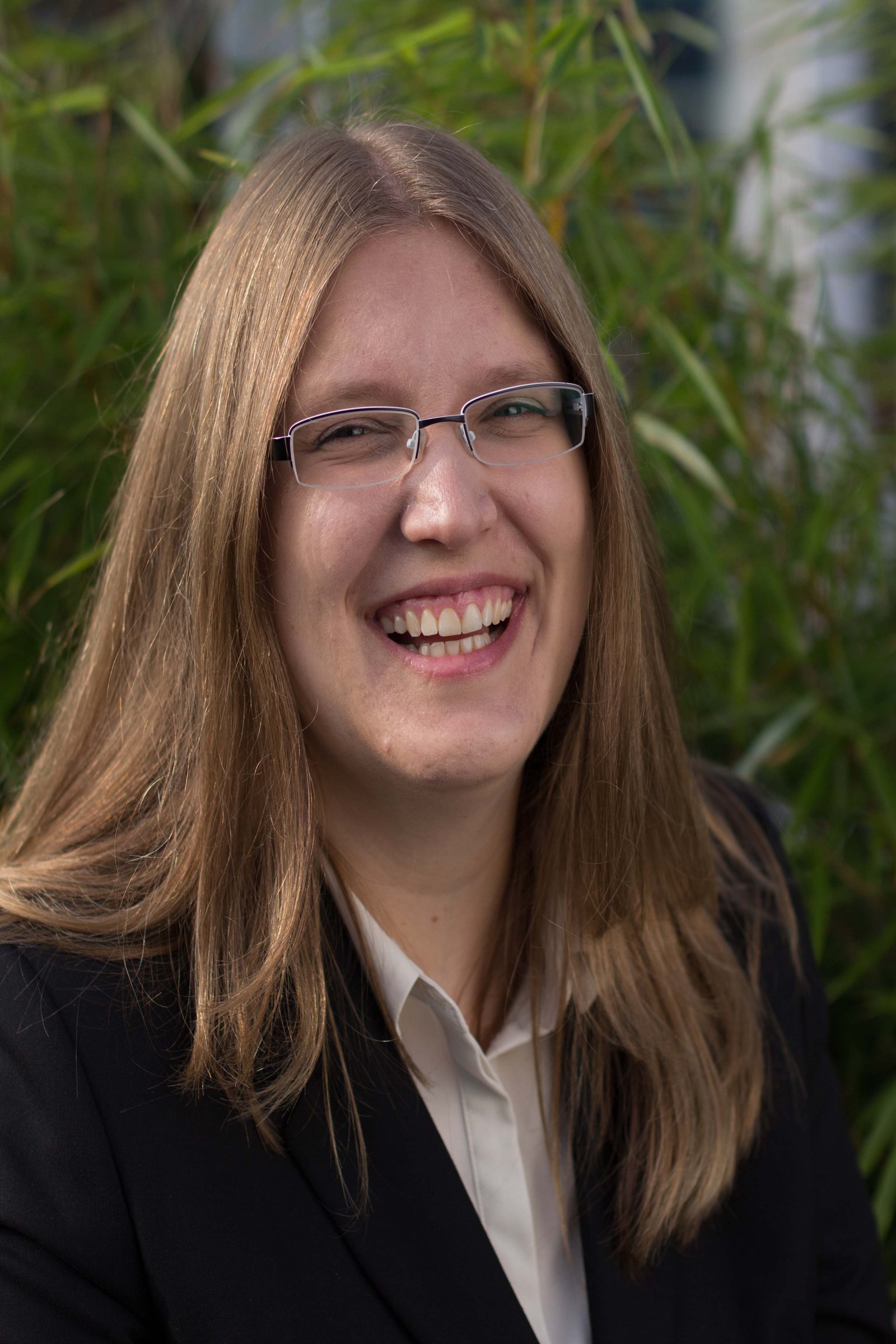 Eine Frau lächelt in die Kamera.