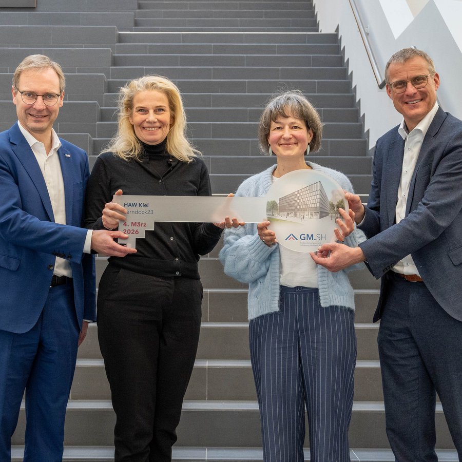 Wissenschaftsstaatssekretär Guido Wendt, die Geschäftsbereichsleiterin Landesbau der GMSH Gabriele Pfründer, die Kanzlerin der HAW Kiel Dr. Anja Franke-Schwenk und der Präsident der HAW Kiel Prof. Dr. Björn Christensen (v. l.) bei der symbolischen Schlüsselübergabe des Lerndock23.