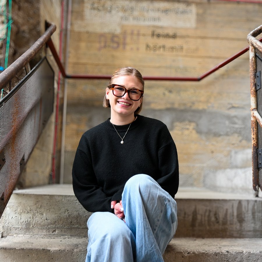 Lotte Kuper sitzt auf den Treppen des Bunker-Ds.