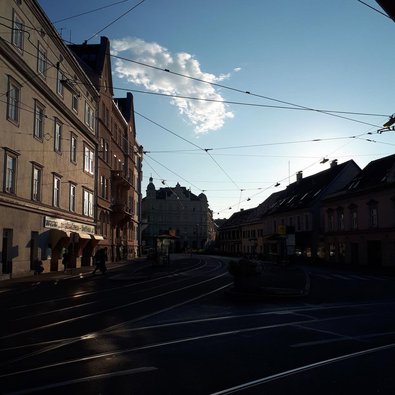 Grazer Gasse bei Sonnenschein mit Altbau Fassaden