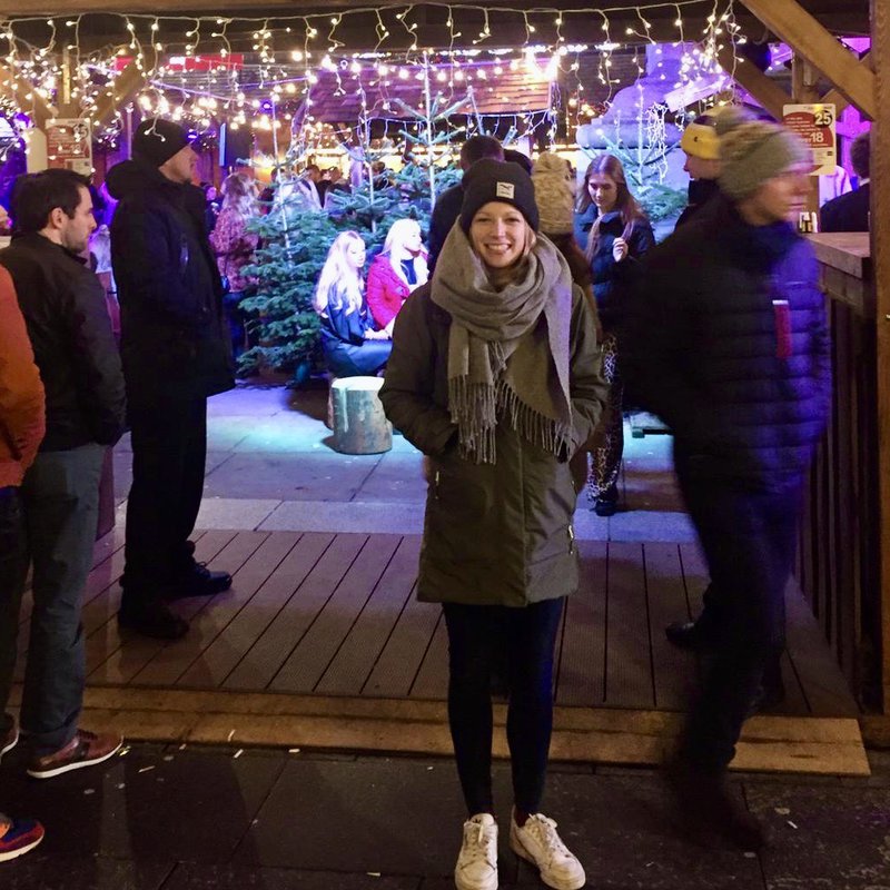 Eine Frau vor einem Stand auf dem Weihnachtsmarkt