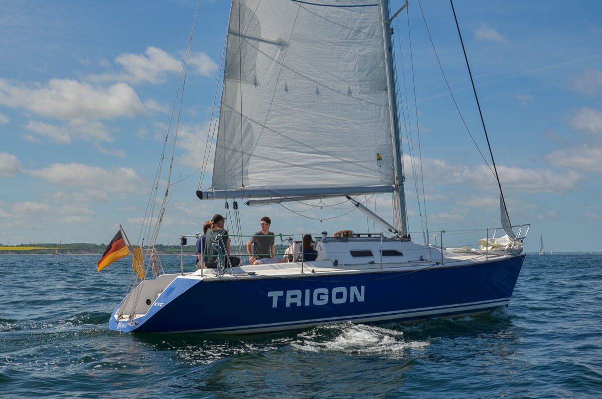 Ein Segelboot auf dem Wasser.