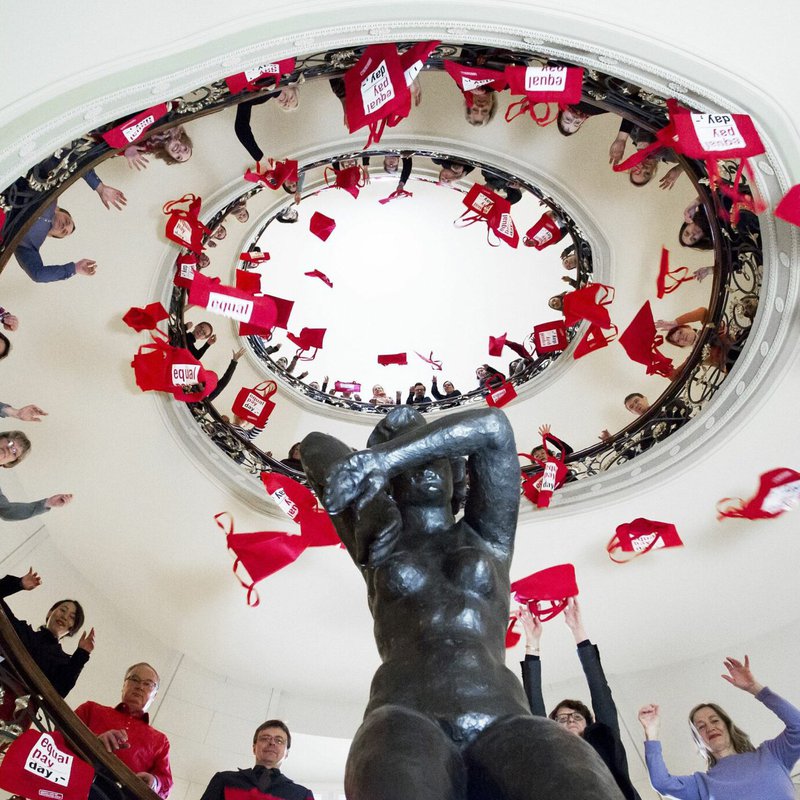 Taschen werfende Menschen