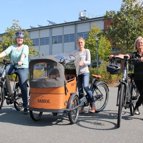 Inga Nissen (links), Margit Wunderlich (Mitte) und Beate Lohre mit den drei neuen FH-Fahrräder.