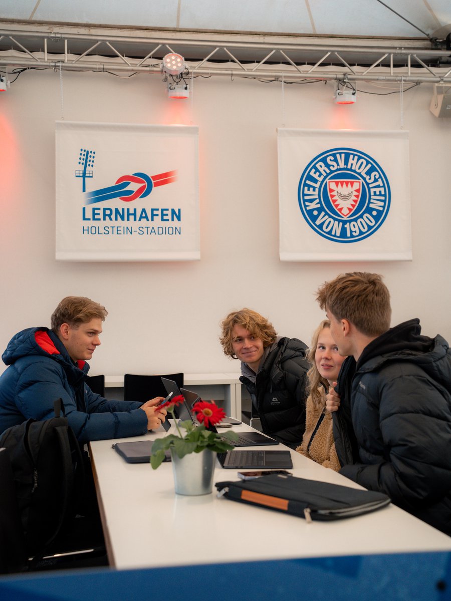 vier Studierende an einem Tisch im Lernhafen von Holstein Kiel