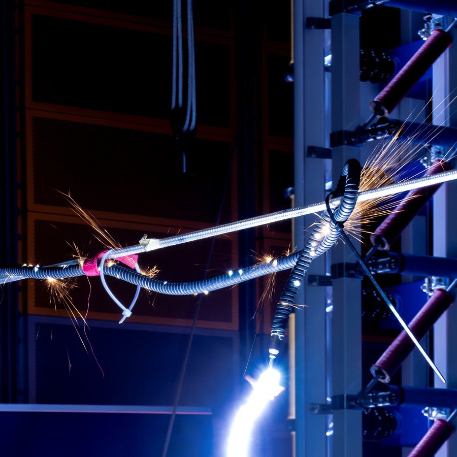 Leuchterscheinungen in den Zuleitungen im Blitzlabor der FH Kiel