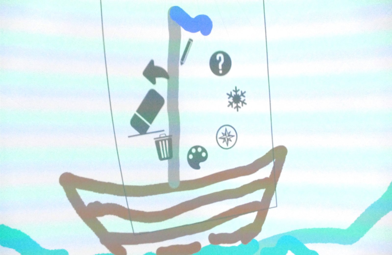 Ein selbstgemaltes Segelboot schippert auf dem Wasser.