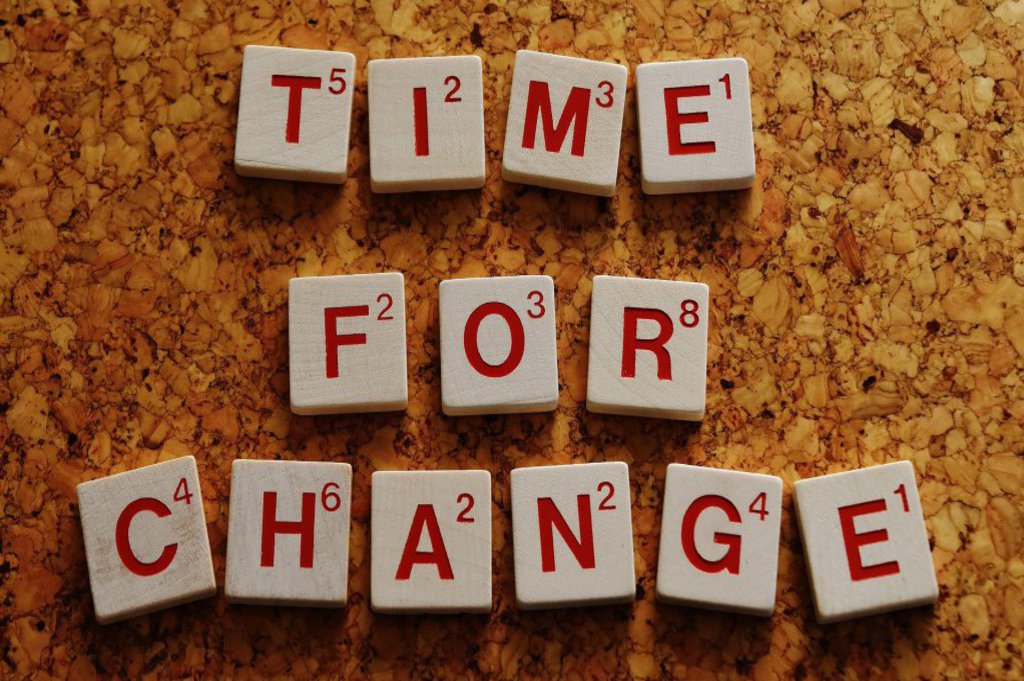 Spielsteine formen den Satz "TIME TO CHANGE".