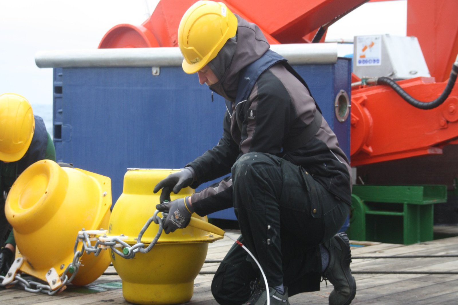 ein Mann auf einem Schiff