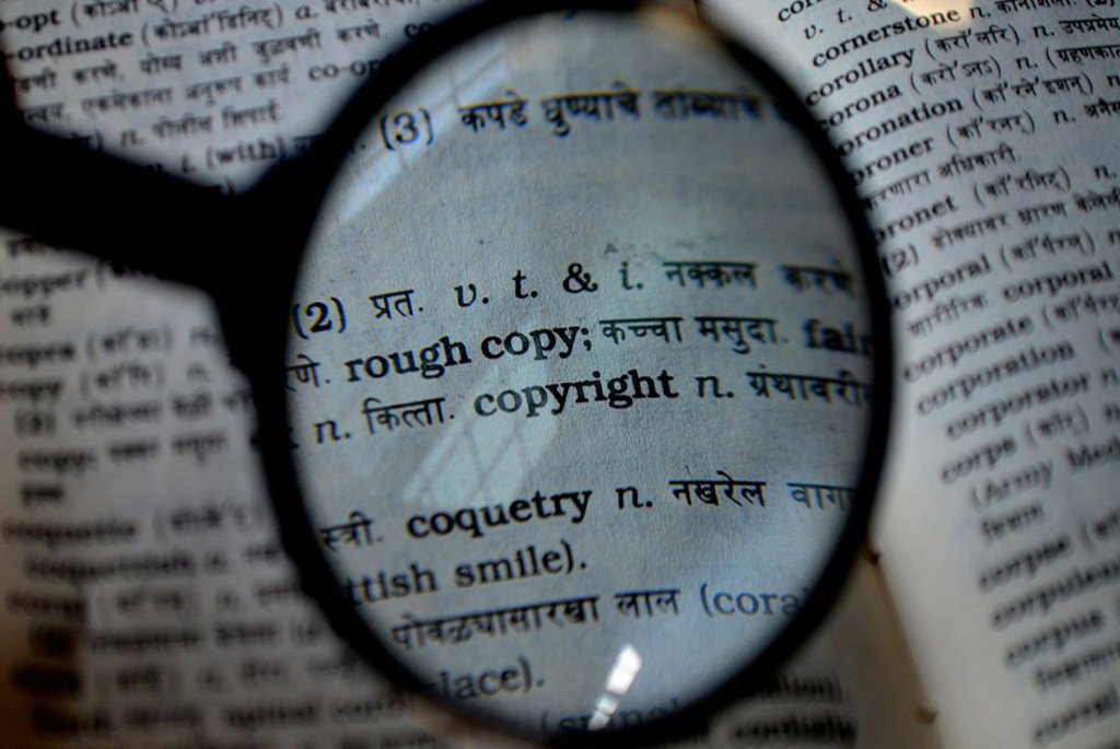 Lupe und Wörterbuch