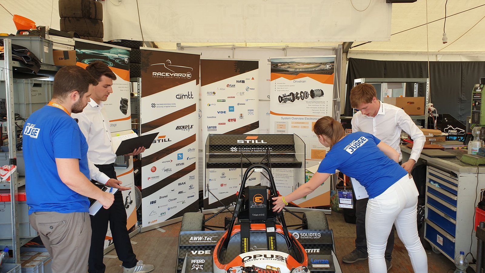 In Ungarn stellte sich das Team mit dem neuen Wagen erstmals den Richtern. Foto: Raceyard