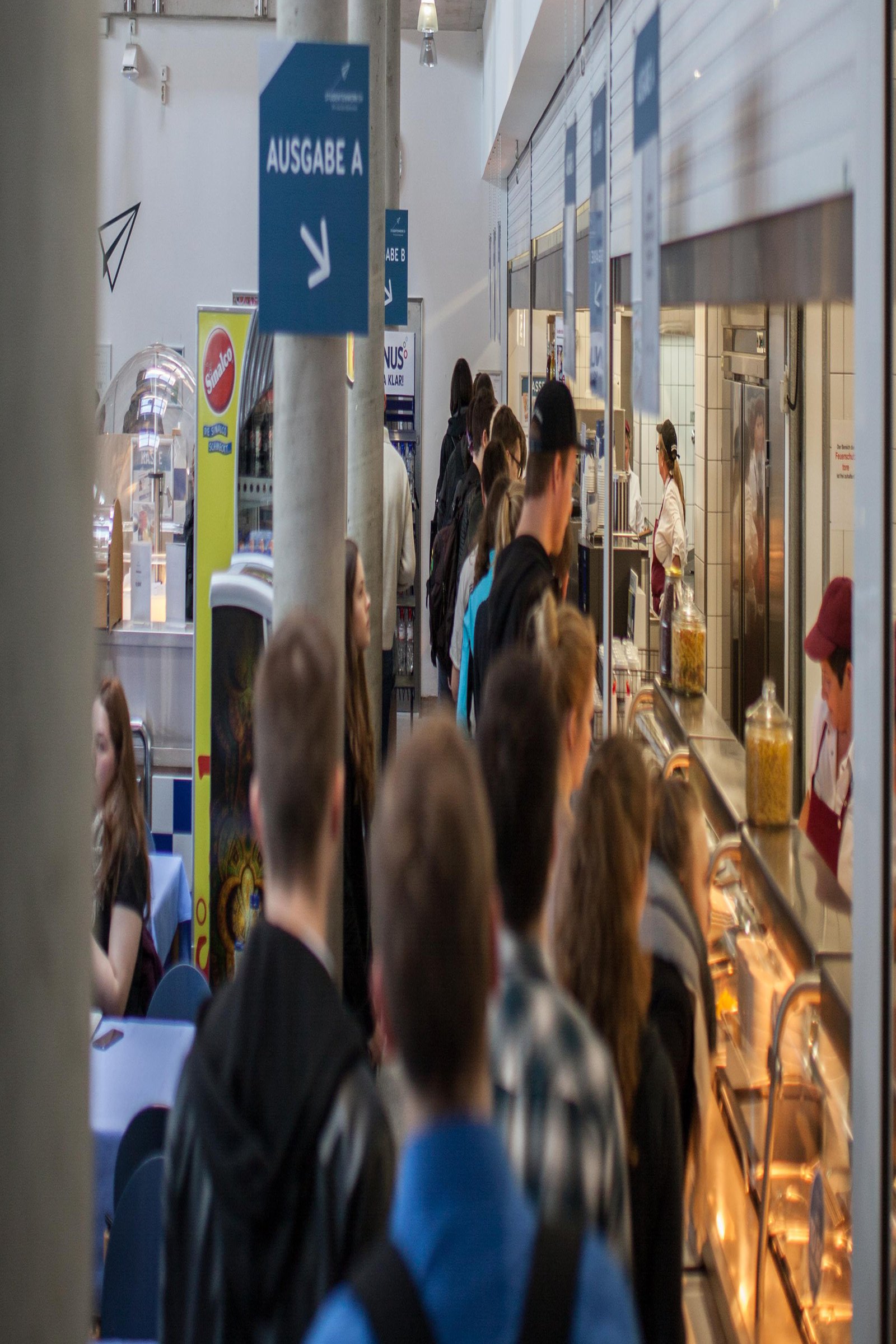 Bis die Essenausgabe in der Schwentine Mensa wieder in gewohnter Weise läuft, wird es wohl noch dauern. Foto: Matthias Pilch