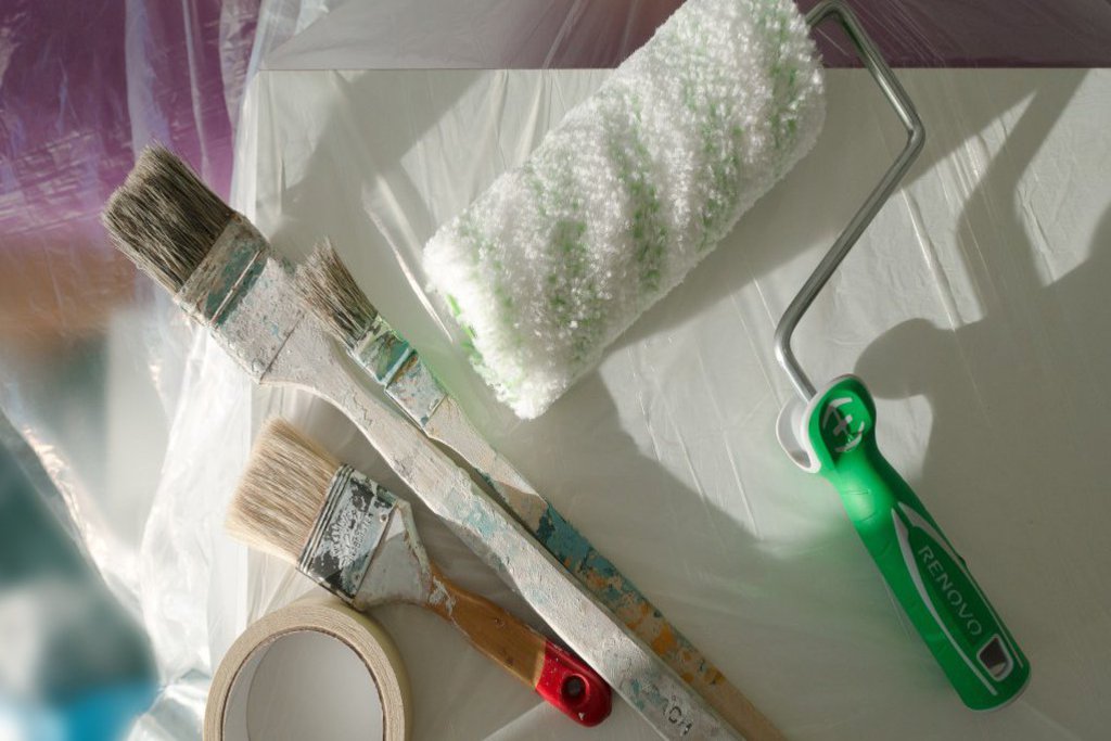 Streichutensilien liegen auf ausgelegter Schutzfolie