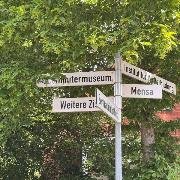 Schild-Wegweiser auf dem Campus der Fachhochschule