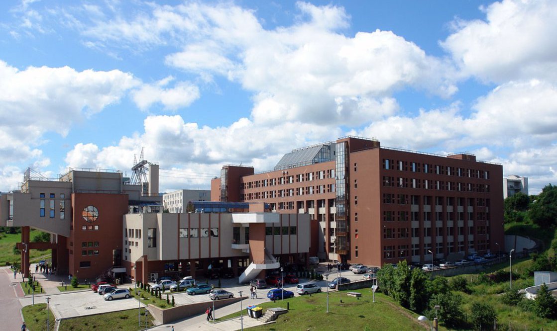 Ein architektonisch ansprechendes Fakultätsgebäude.