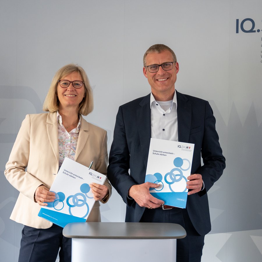Dr. Gesa Ramm, Direktorin des IQSH, und Prof. Dr. Björn Christensen, Präsident der FH Kiel lächeln in die Kamera. Foto: Julia Petersen.
