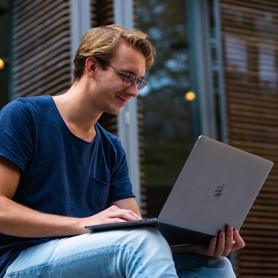 Ein Mann an einem Laptop.