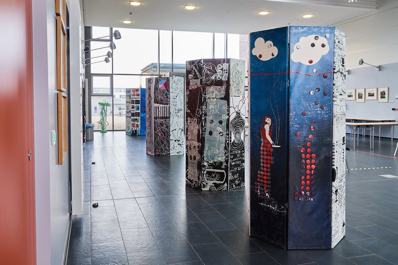 Leinwände im Foyer des MZG