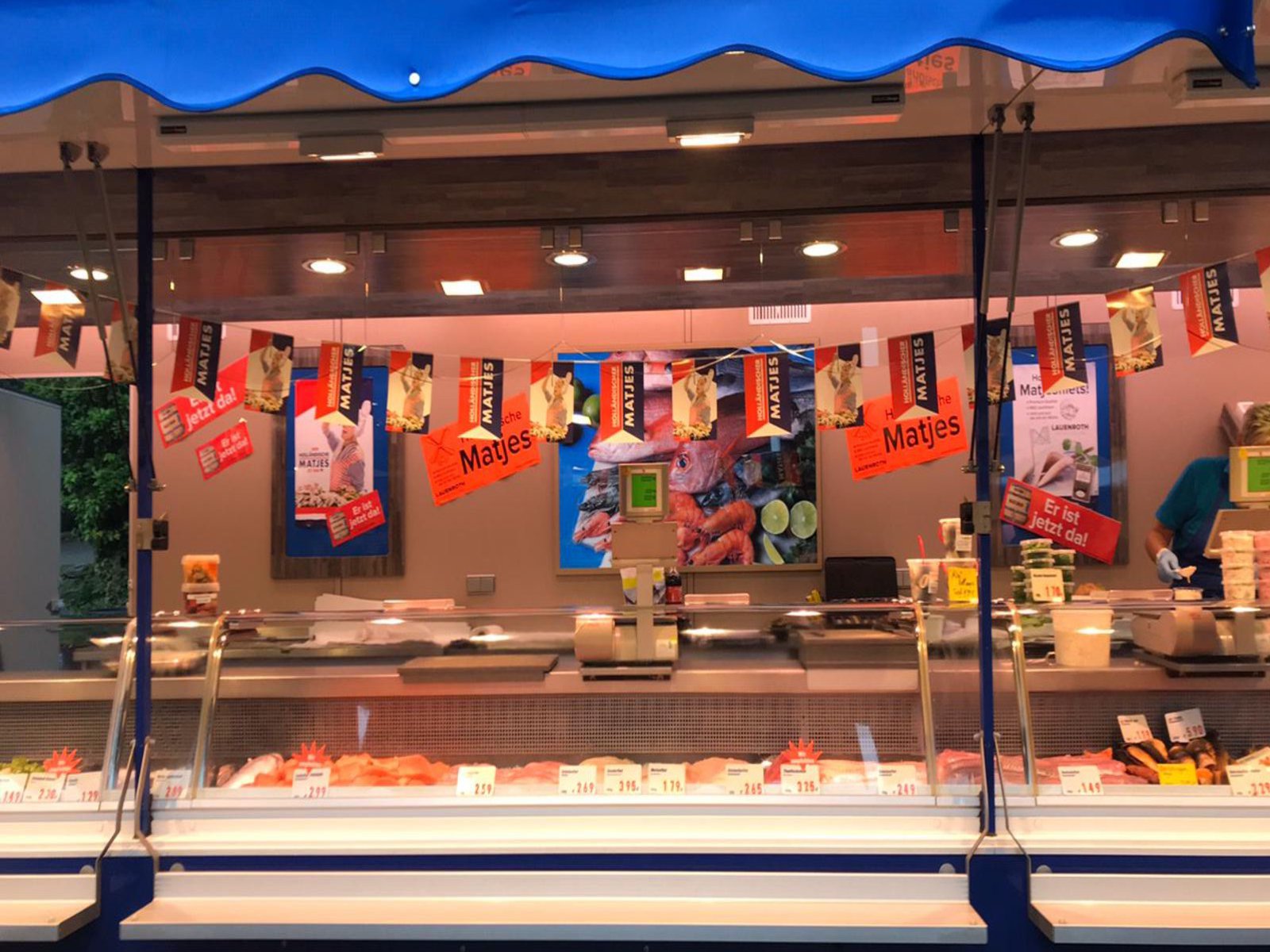 Fischstand statt Schreibtisch: Immer samstags wechselt Pia ihren Arbeitsplatz für einen Tag. Foto: privat