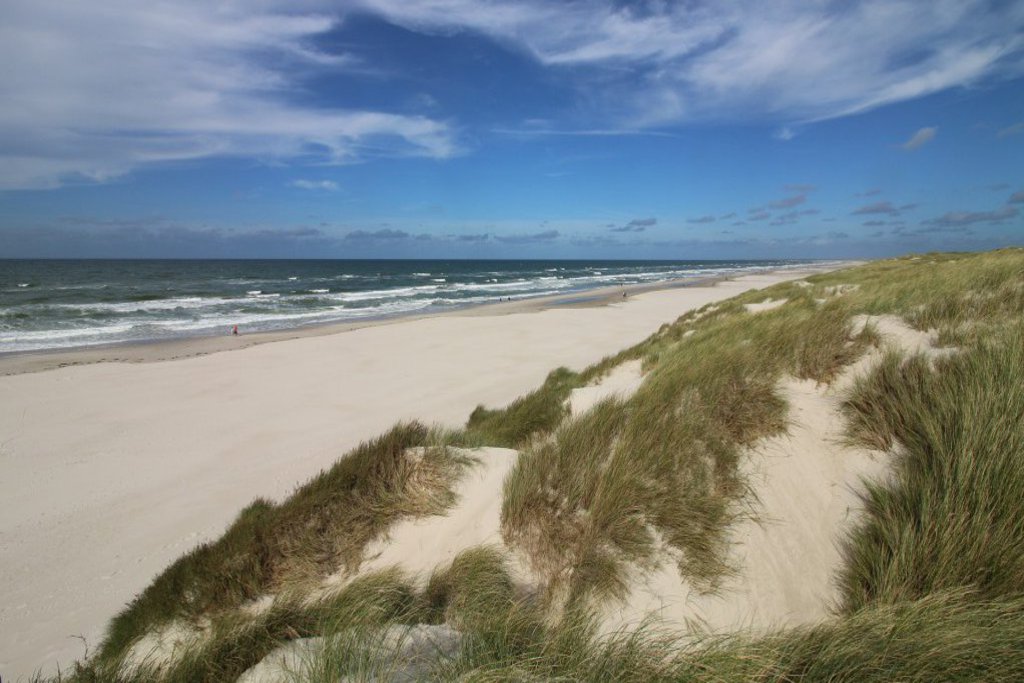 Ein Blick aufs Meer, aufgenommen von einer Düne.