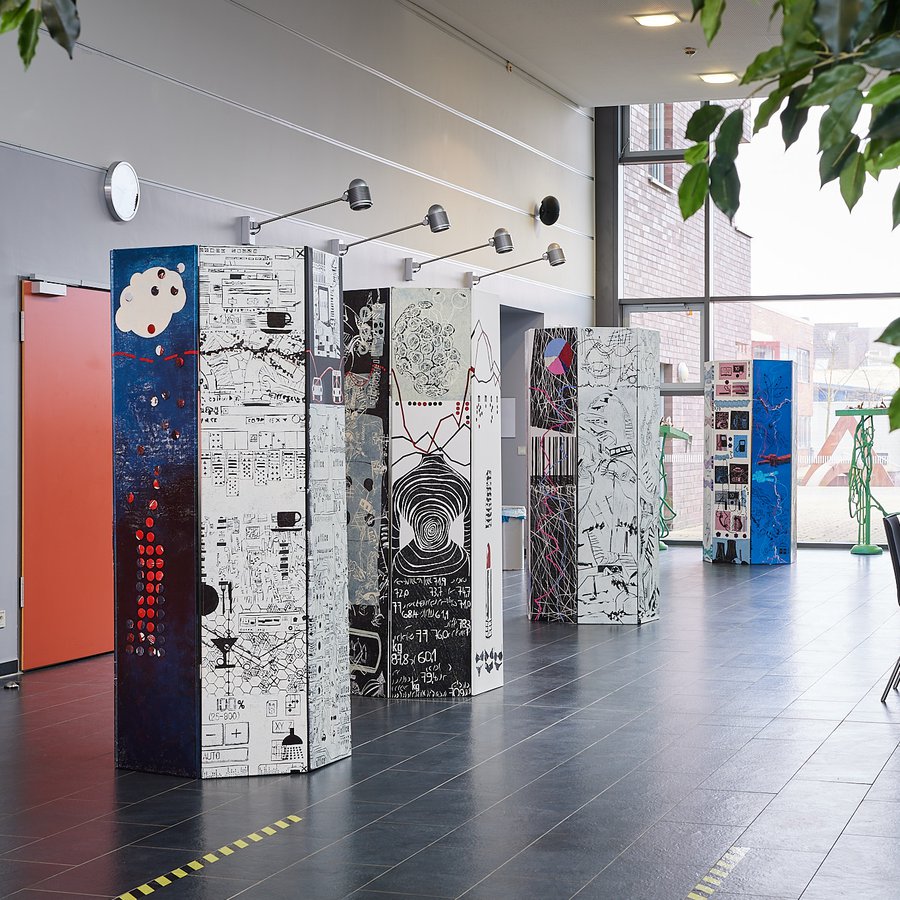 Foto: Diekötter Leinwandinstallation im Foyer des Audimax