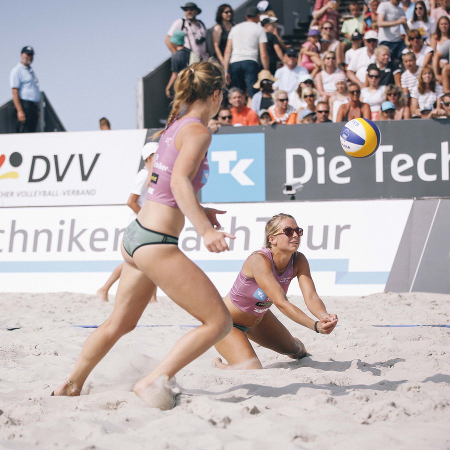 zwei Beachvolleyballerinnen im Spiel