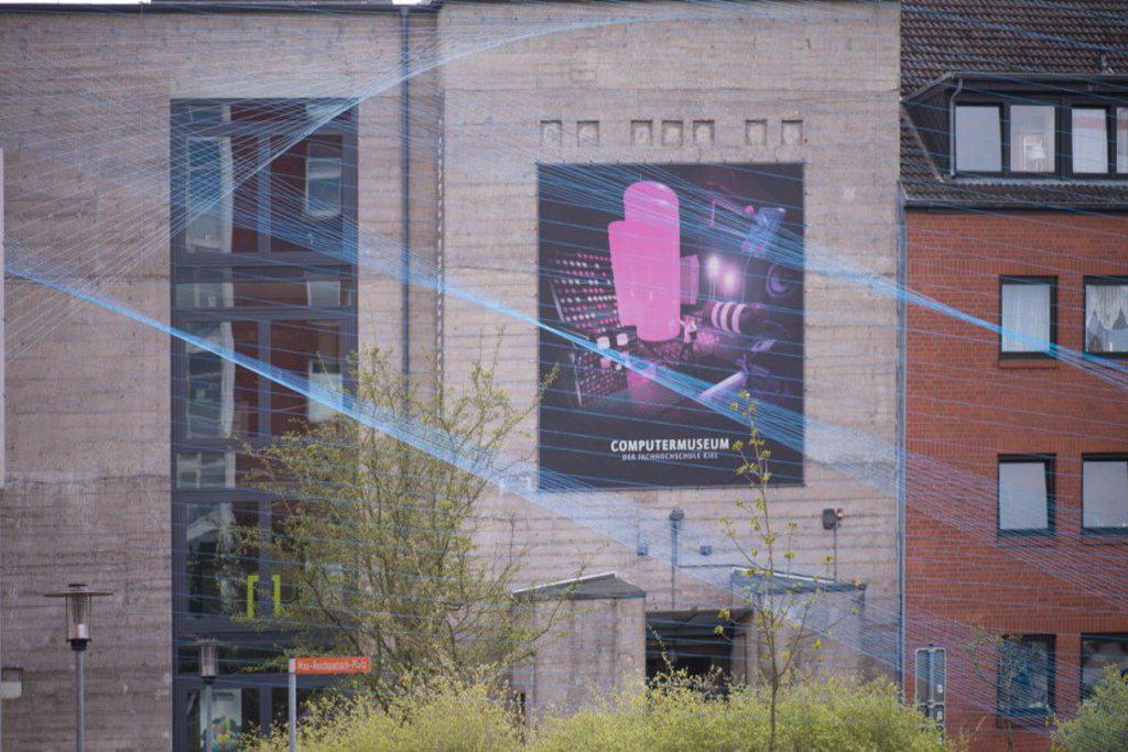 Die Netze ragen hoch bis ans Dach des Bunkers.