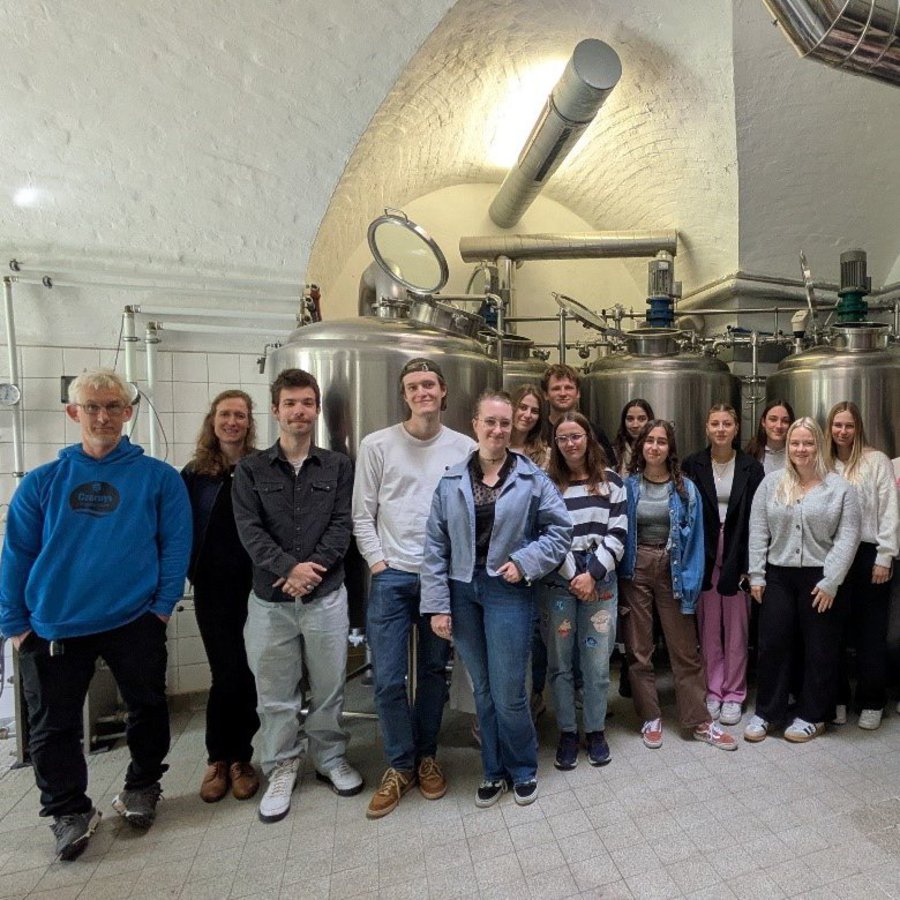 Gruppenfoto von Studierenden während ihrer Exkursion in die Küstenbrauerei Czerny
