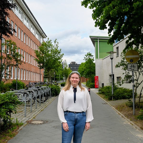 Neuer Arbeitsplatz mit interdisziplinärem Weitblick: Lena Boysen auf dem Campus der FH Kiel.