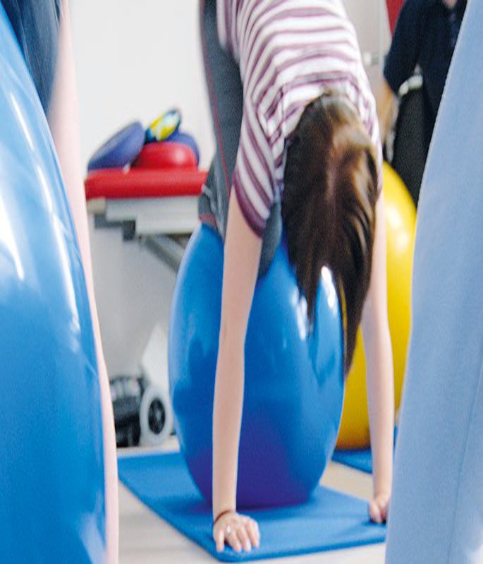 Dualer Bachelorstudiengang Physiotherapie  Dualer Bachelorstudiengang Physiotherapie - Studierende bei Übungen mit einem Sitzball