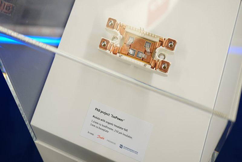 Die Hinteransicht eines Kupferschalters, hinter einem Glaskasten.