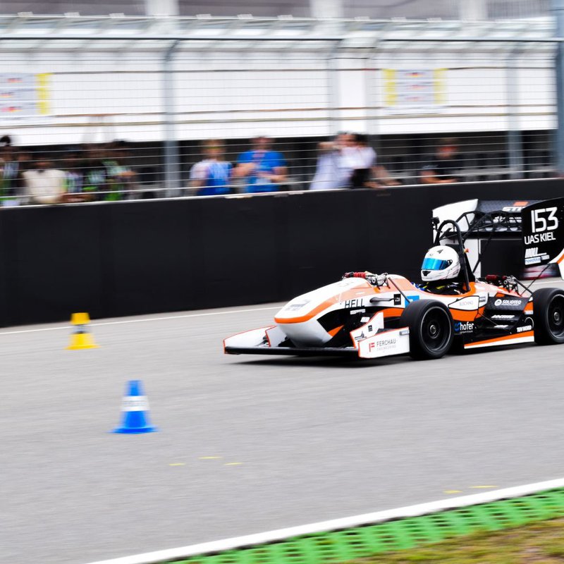 Rennauto auf Fahrbahn