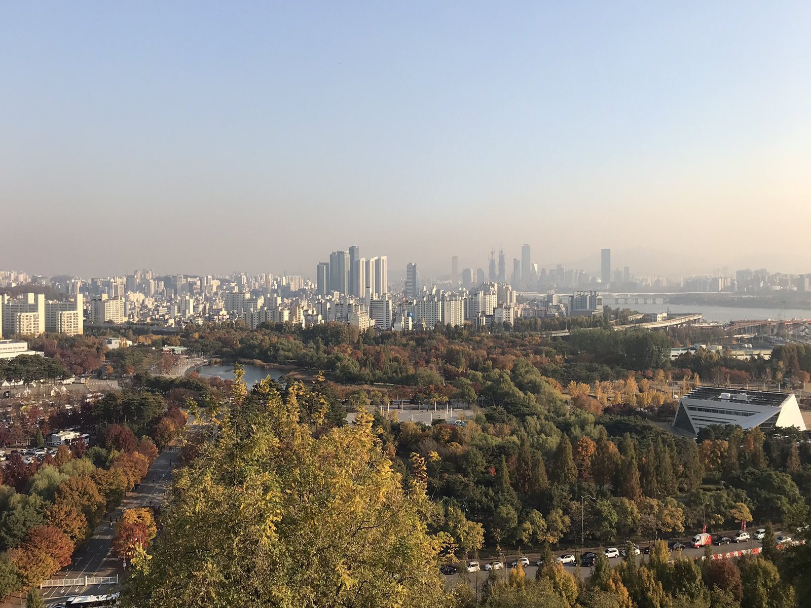 Von einer Anhöhe hat man einen tollen Ausblick auf die Stadt.