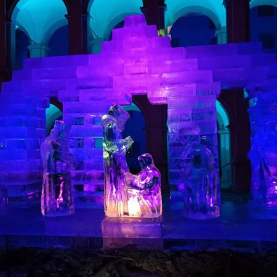 Eisskulpturen mit stimmiger lila-blauer Beleuchtung