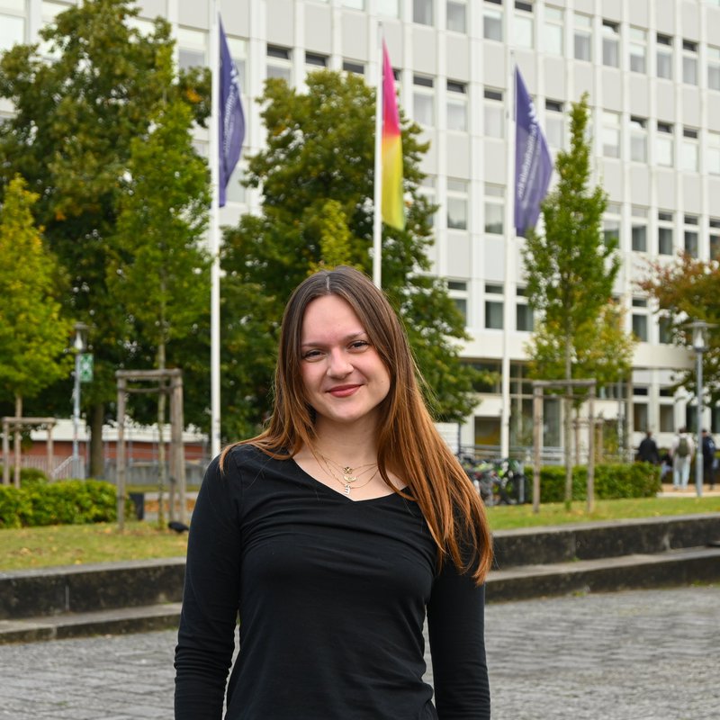 Jule Duffner steht auf dem Sokratesplatz