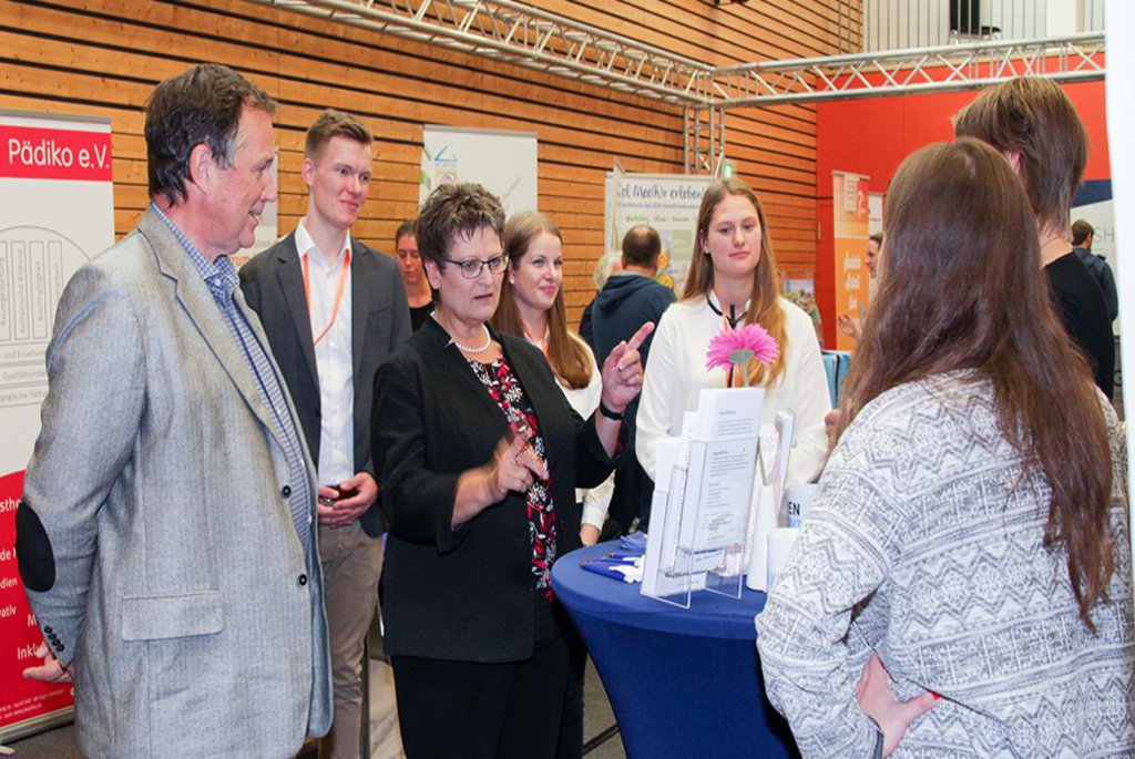 eine Gruppe von Menschen am Messestand